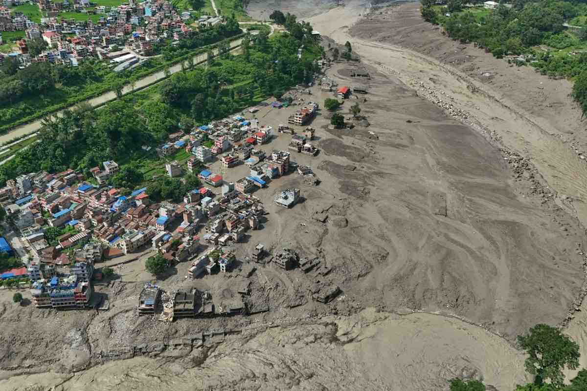 Inundanções e enchentes no Nepal e China matam mais de 90 pessoas; centenas estão desaparecidas