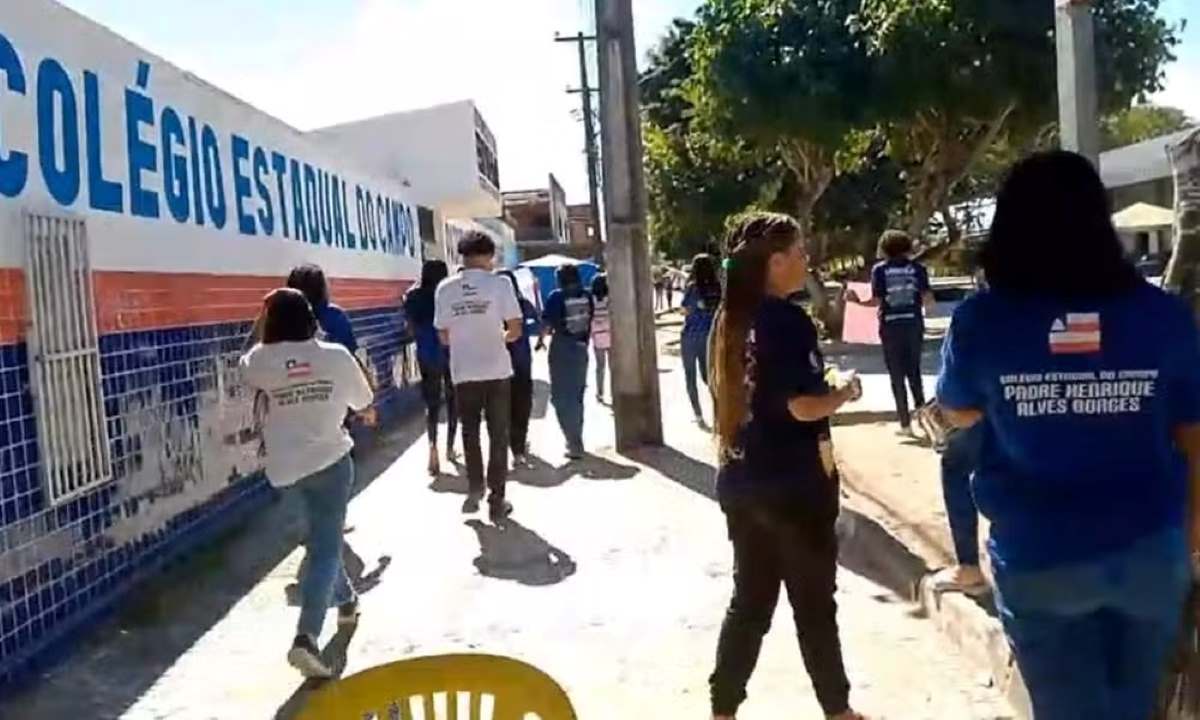 Estudantes fazem protesto após adolescente ser agredida em frente à escola por rejeitar namoro