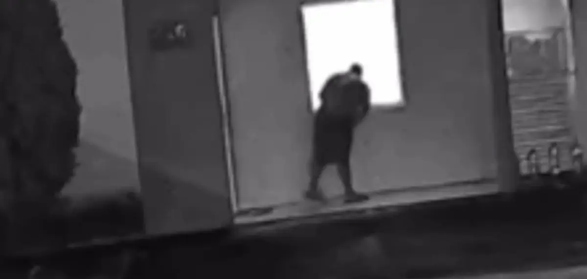 Mulher denuncia importunação sexual após flagrar vizinho observando da janela