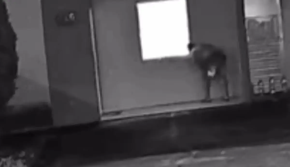 Mulher denuncia importunação sexual após flagrar vizinho observando da janela