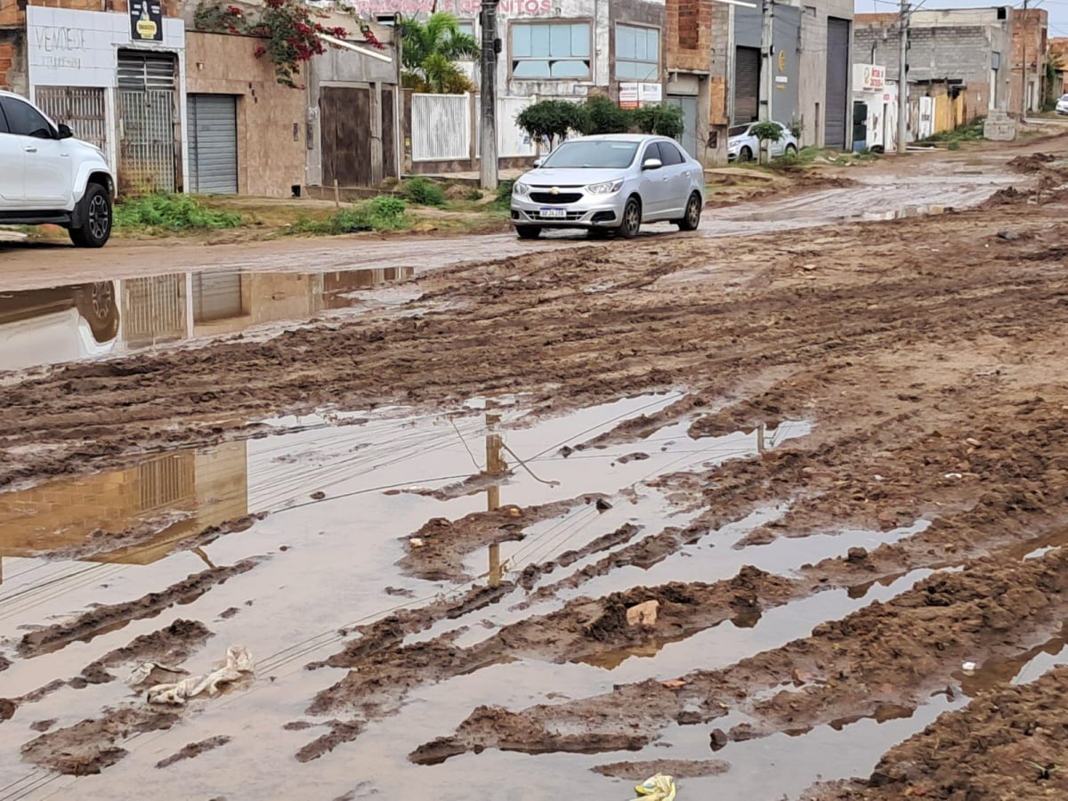 lama em avenida de Feira de Santana