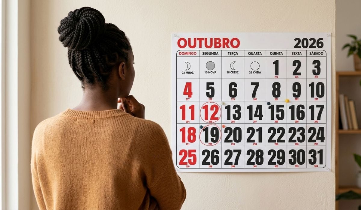 Mulher negra olhando para um caleidoscópio pendurado na parede