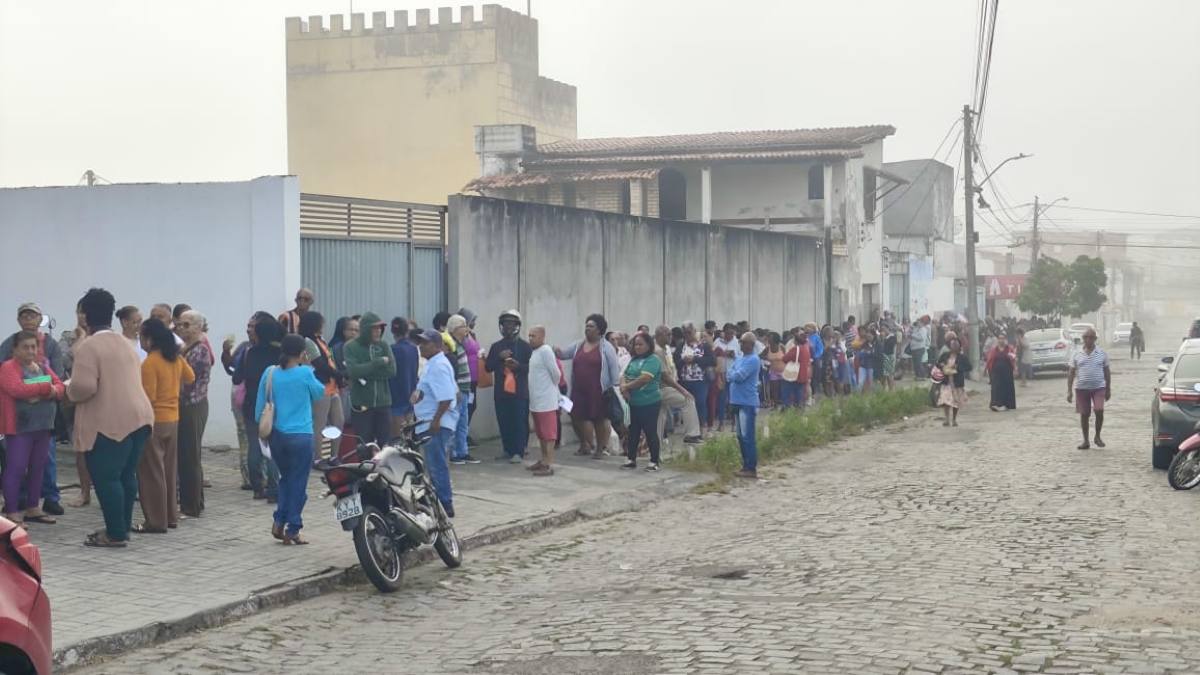 pessoas na fila do CMDI