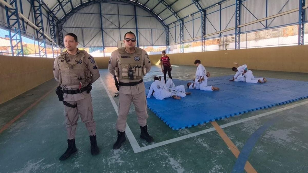 polícia militar PM e crianças atletas