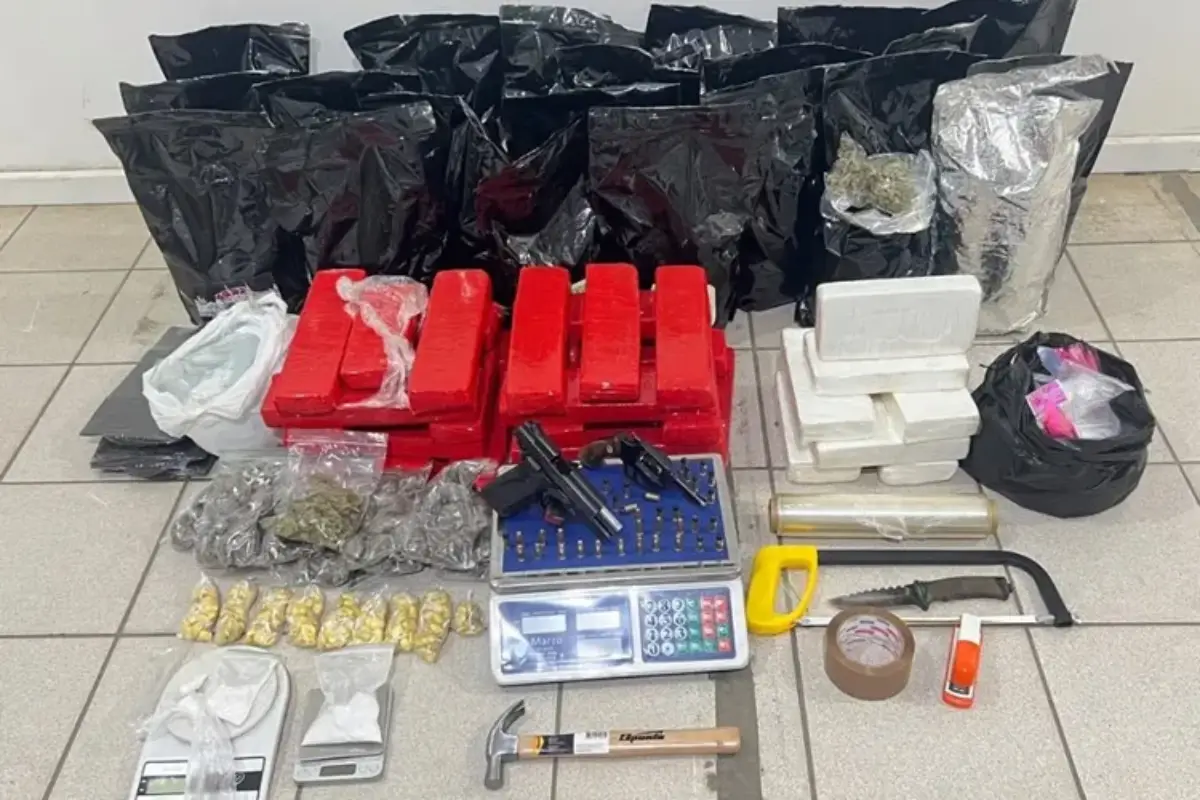 Grande apreensão de drogas e armas desarticula rota de tráfico entre Pernambuco e Bahia; PF e PM prenderam dois suspeitos