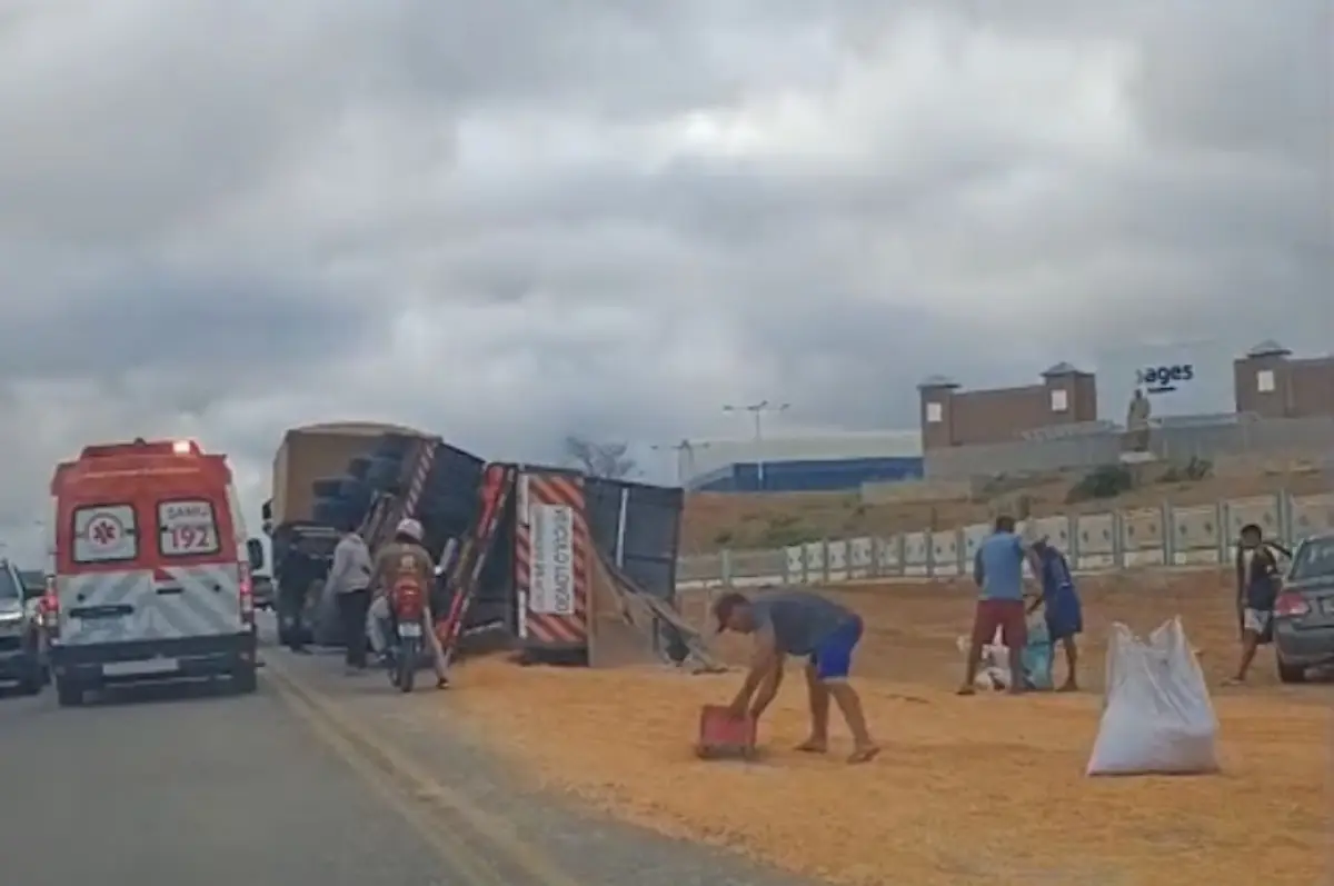Bitrem tomba na BR-324 e carga de milho fica espalhada na pista