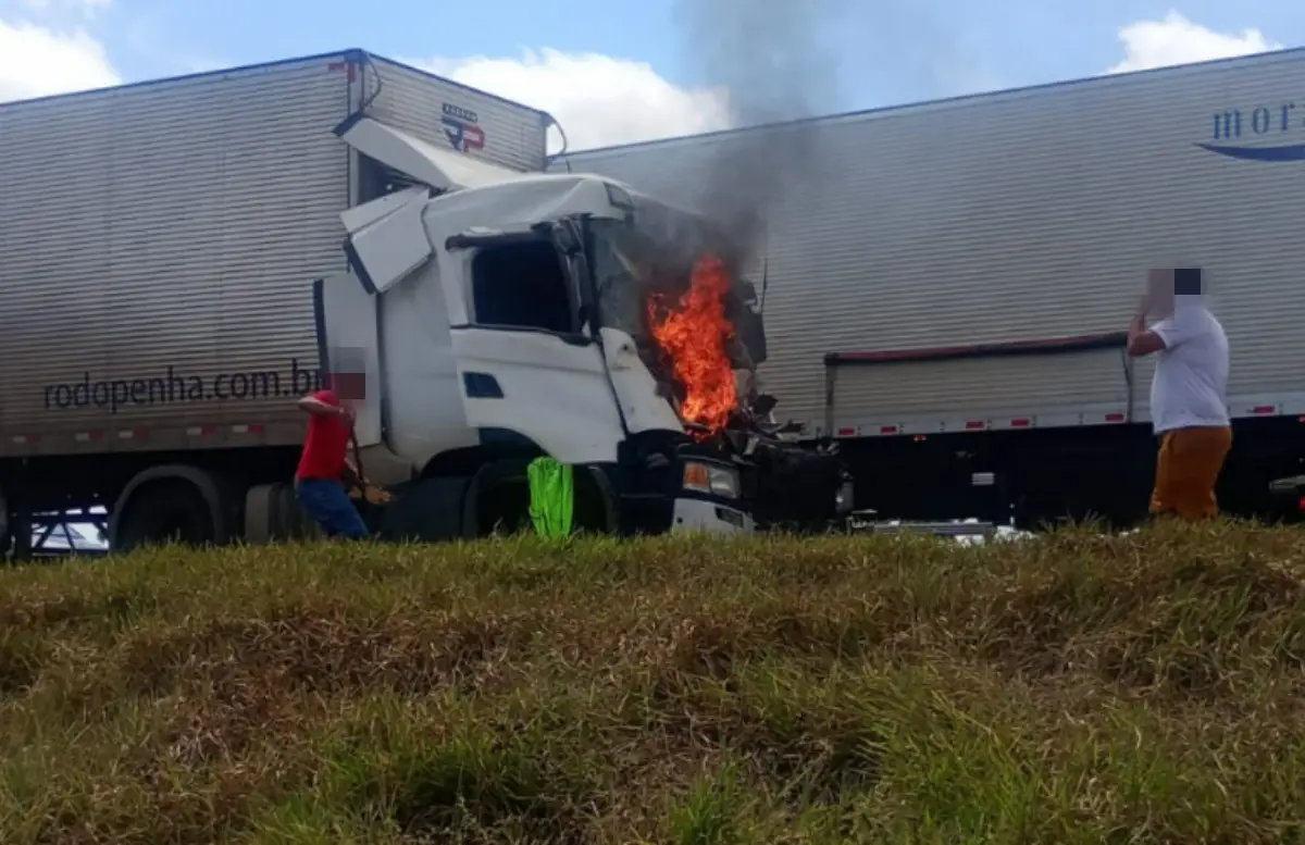 Colisão entre carretas provoca incêndio na BR-116