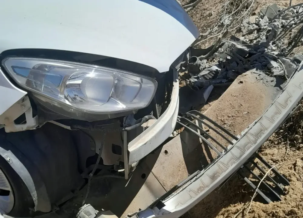 Motorista perde controle, bate em poste e deixa área energizada em Coité; 3 pessoas estavam no veículo