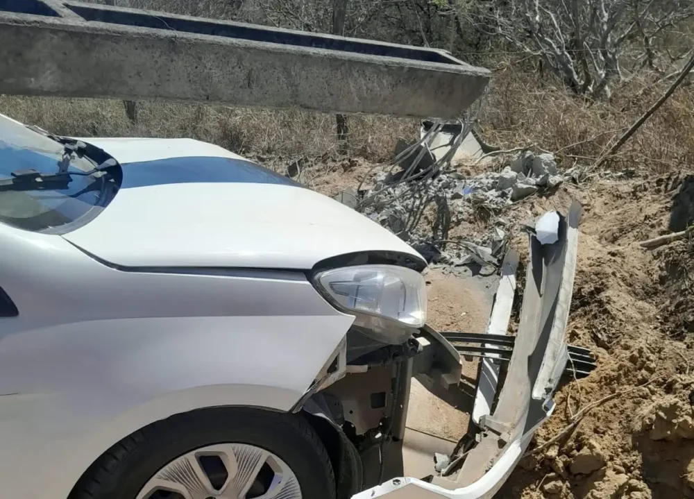 Motorista perde controle, bate em poste e deixa área energizada em Coité; 3 pessoas estavam no veículo