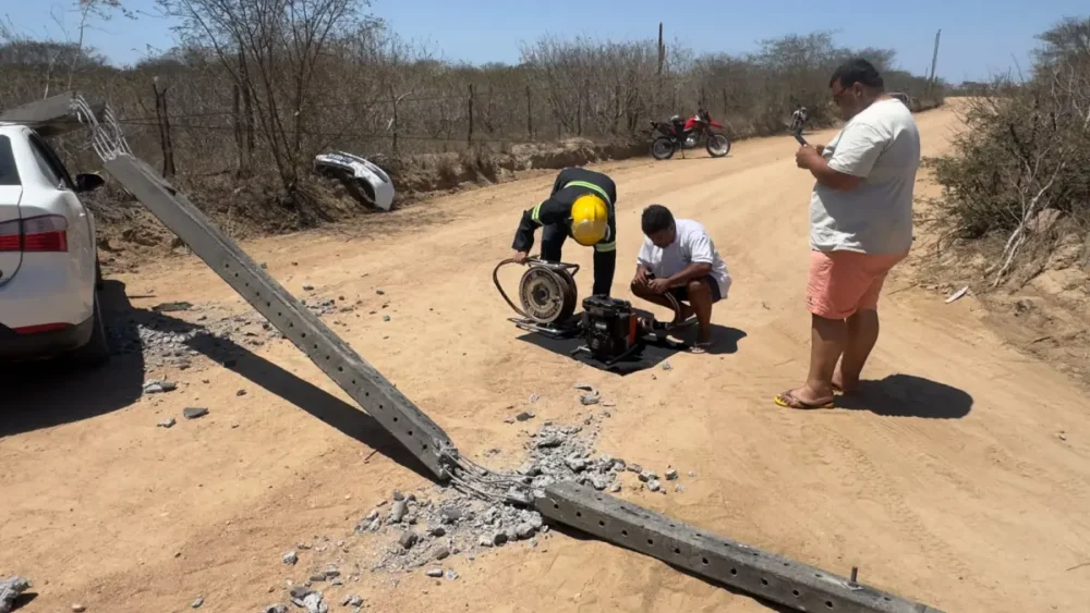 Motorista perde controle, bate em poste e deixa área energizada em Coité; 3 pessoas estavam no veículo
