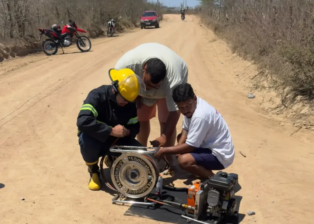 Motorista perde controle, bate em poste e deixa área energizada em Coité; 3 pessoas estavam no veículo