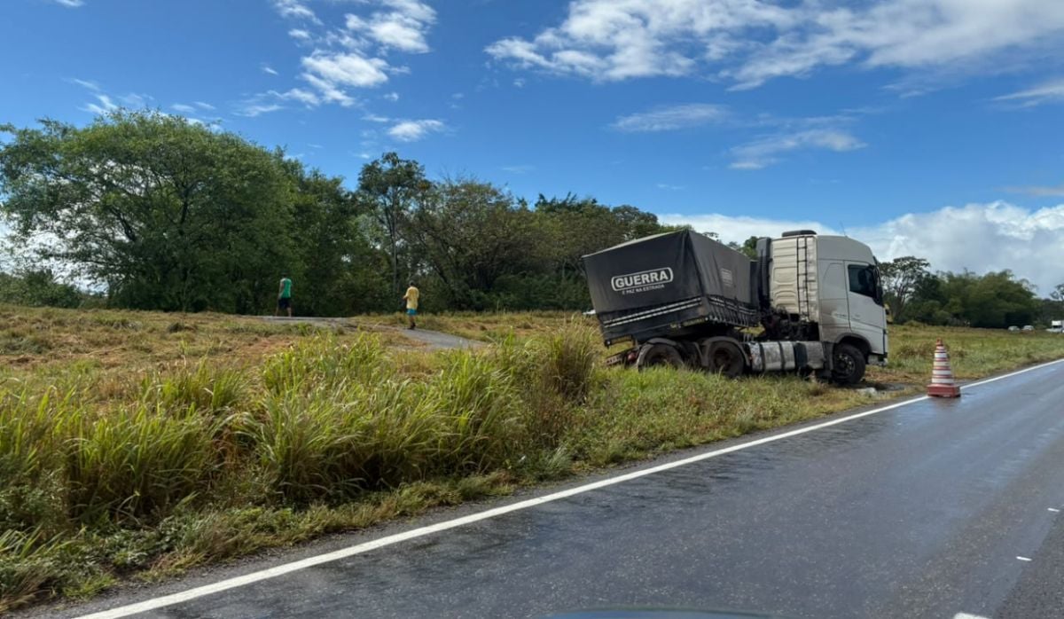 Acidente deixa carreta atravessada na BR-324 e interdita pista no sentido feira Salvador