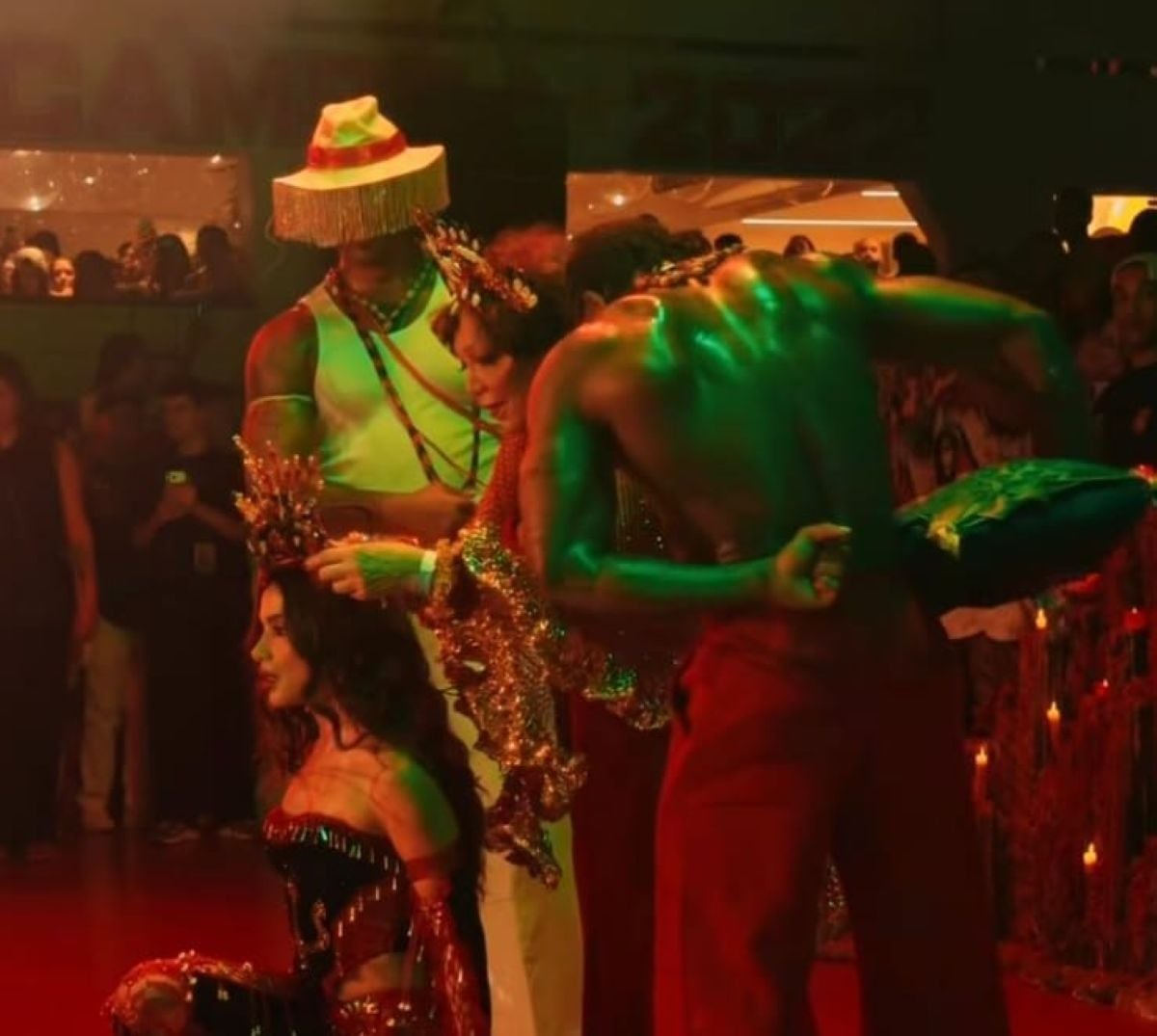 Anitta é coroada Rainha de Bateria da Acadêmicos do Grande Rio