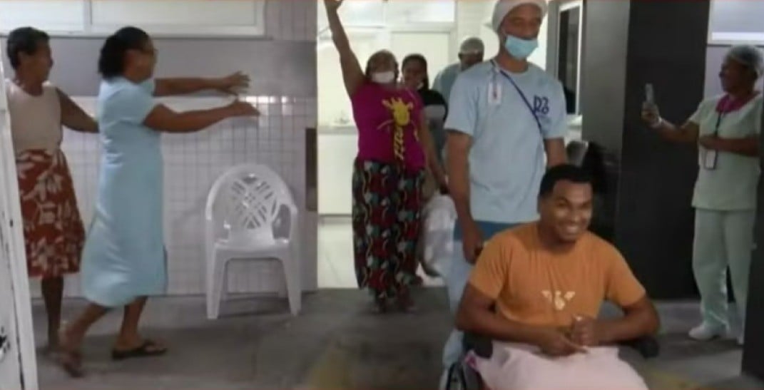 Após 11 dias internado no HGCA, cantor que perdeu as duas pernas recebe alta hospitalar
