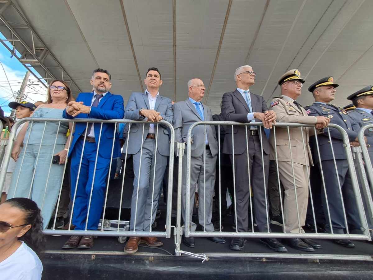 Autoridades presentes no desfile cívico de 7 de setembro