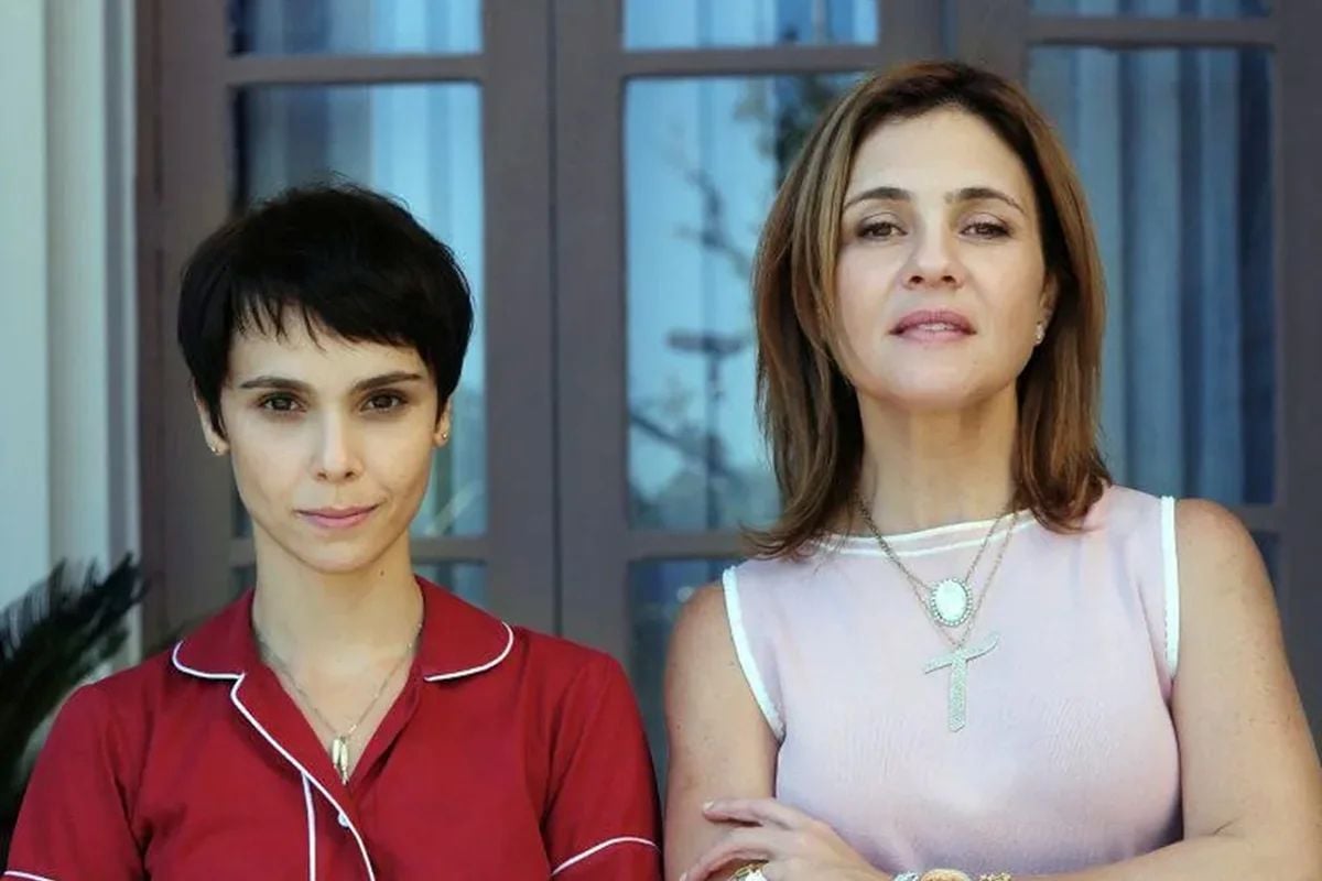 Personagens Nina e Carminha na primeira versão de Avenida Brasil