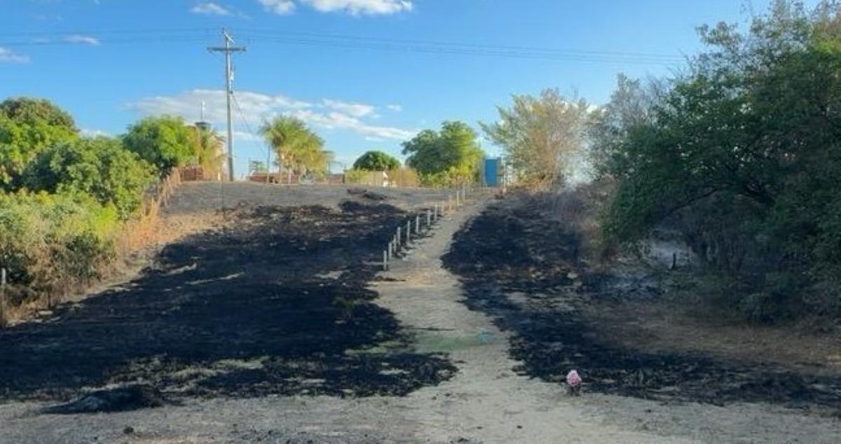 Bahia mobiliza 21 bombeiros e duas aeronaves para combater incêndio florestal no Norte do estado