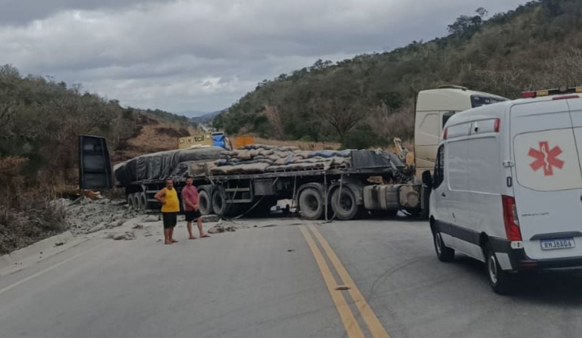 Batida entre quatro carretas deixa um morto e interdita a BR-116 foto reprodução