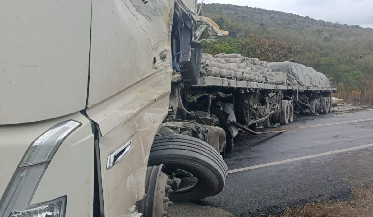 Batida entre quatro carretas deixa um morto e interdita a BR-116 foto reprodução