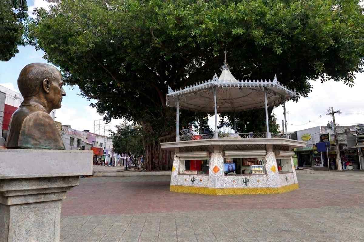 Busto na Praça Bernadino Bahia