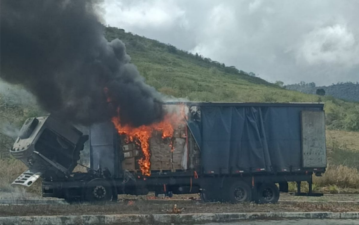 Caminhão que transportava eletrônicos pega fogo e fica totalmente destruído na BR-116