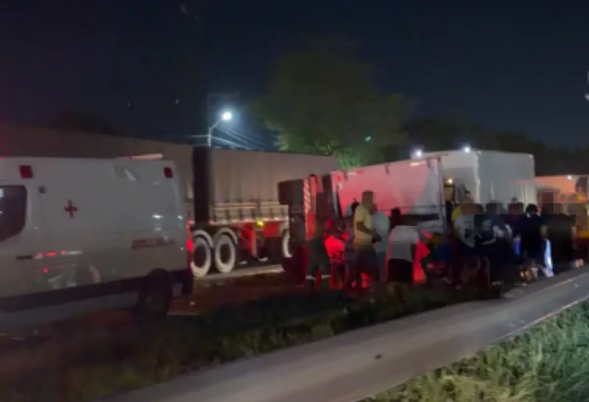 Caminhão tomba na BR-324 em Conceição do Jacuípe; após acidente carga é saqueada