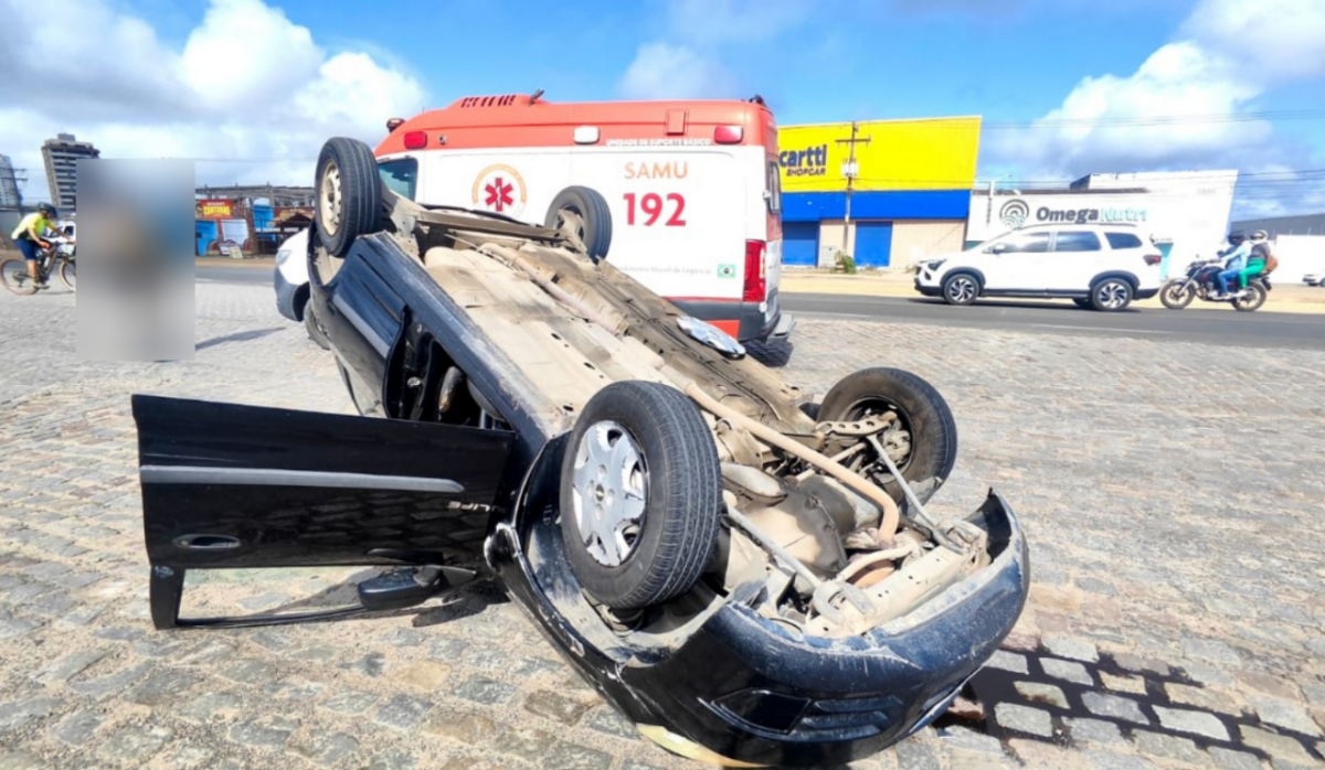 Carro capota após colidir com viatura da PM no Anel de Contorno, em Feira de Santana