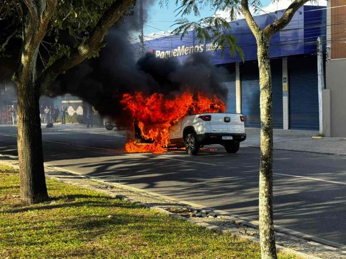Carro pega fogo na Maria Quitéria
