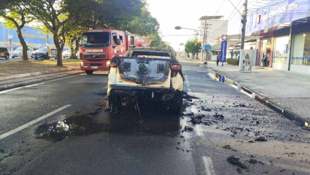 Carro pega fogo na Maria Quitéria Carro pega fogo na Maria Quitéria