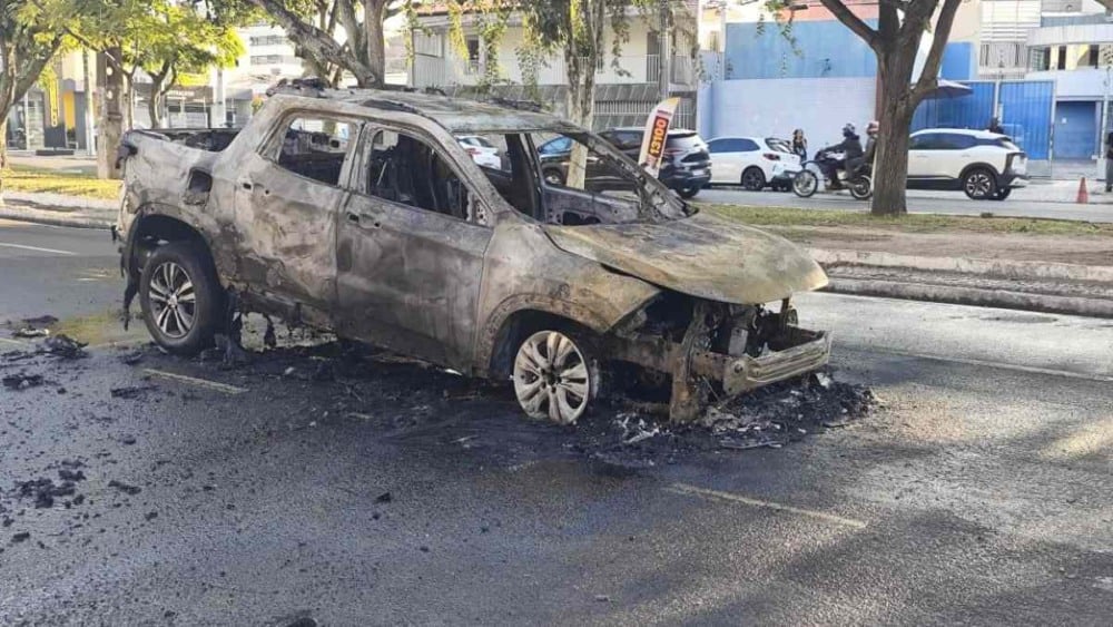 Carro pega fogo na Maria Quitéria Carro pega fogo na Maria Quitéria