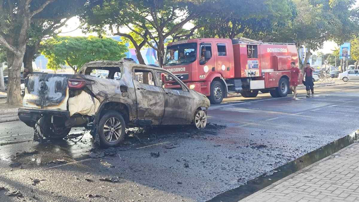 Carro pega fogo na Maria Quitéria (5)