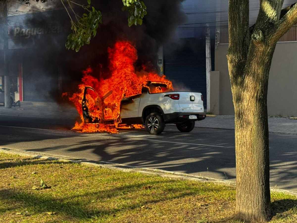 Carro pega fogo na Maria Quitéria