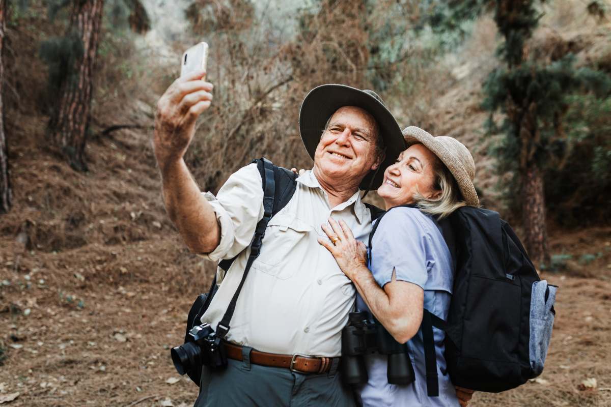 Casal de idosos em viagem