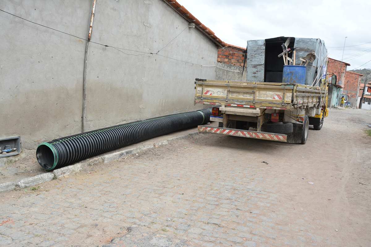 Cinco ruas de Bonfim de Feira recebem obras de drenagem de águas pluviais