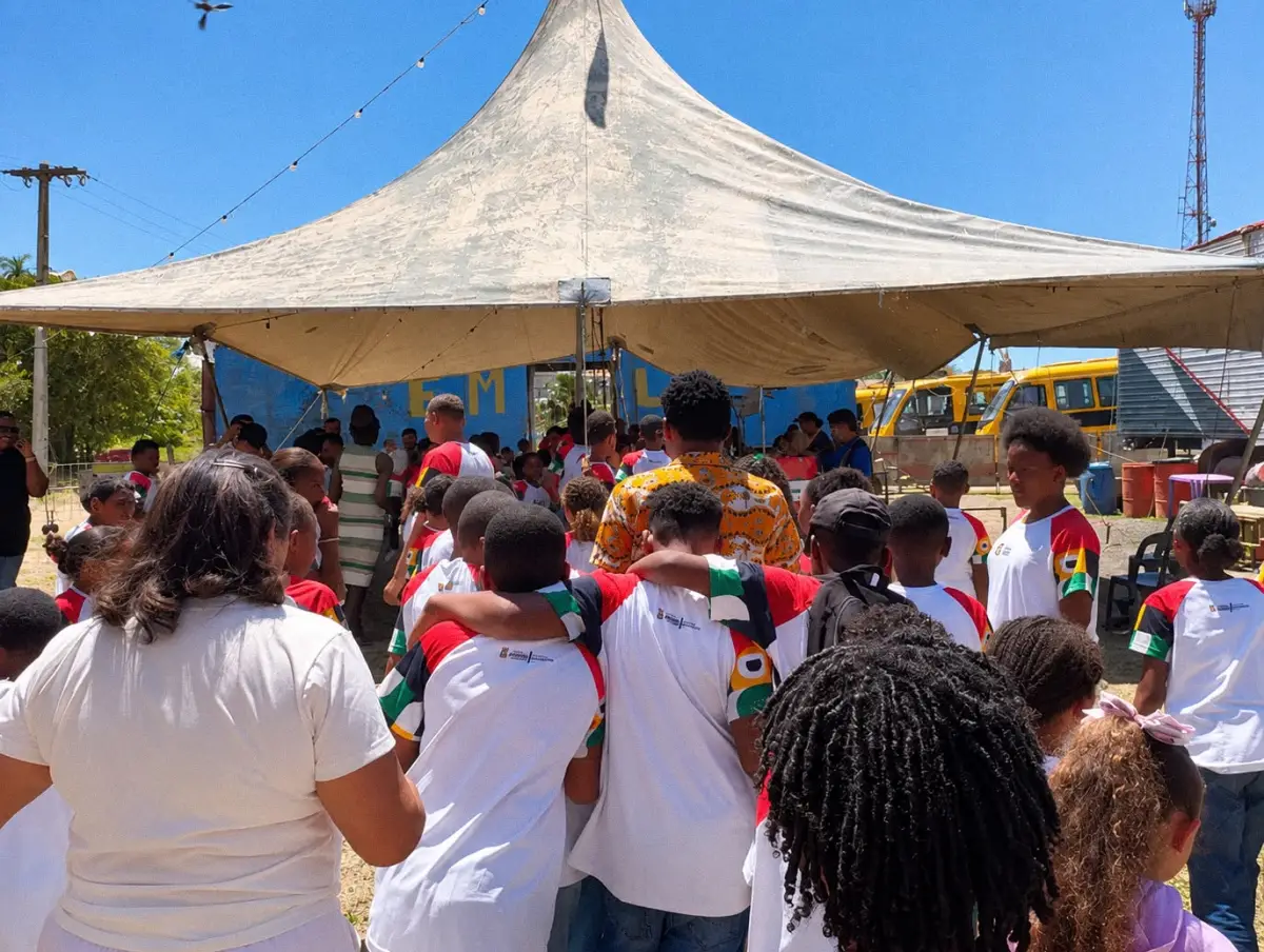 Circo leva alegria e encantamento às escolas de Antônio Cardoso; programação segue até sexta-feira (18)