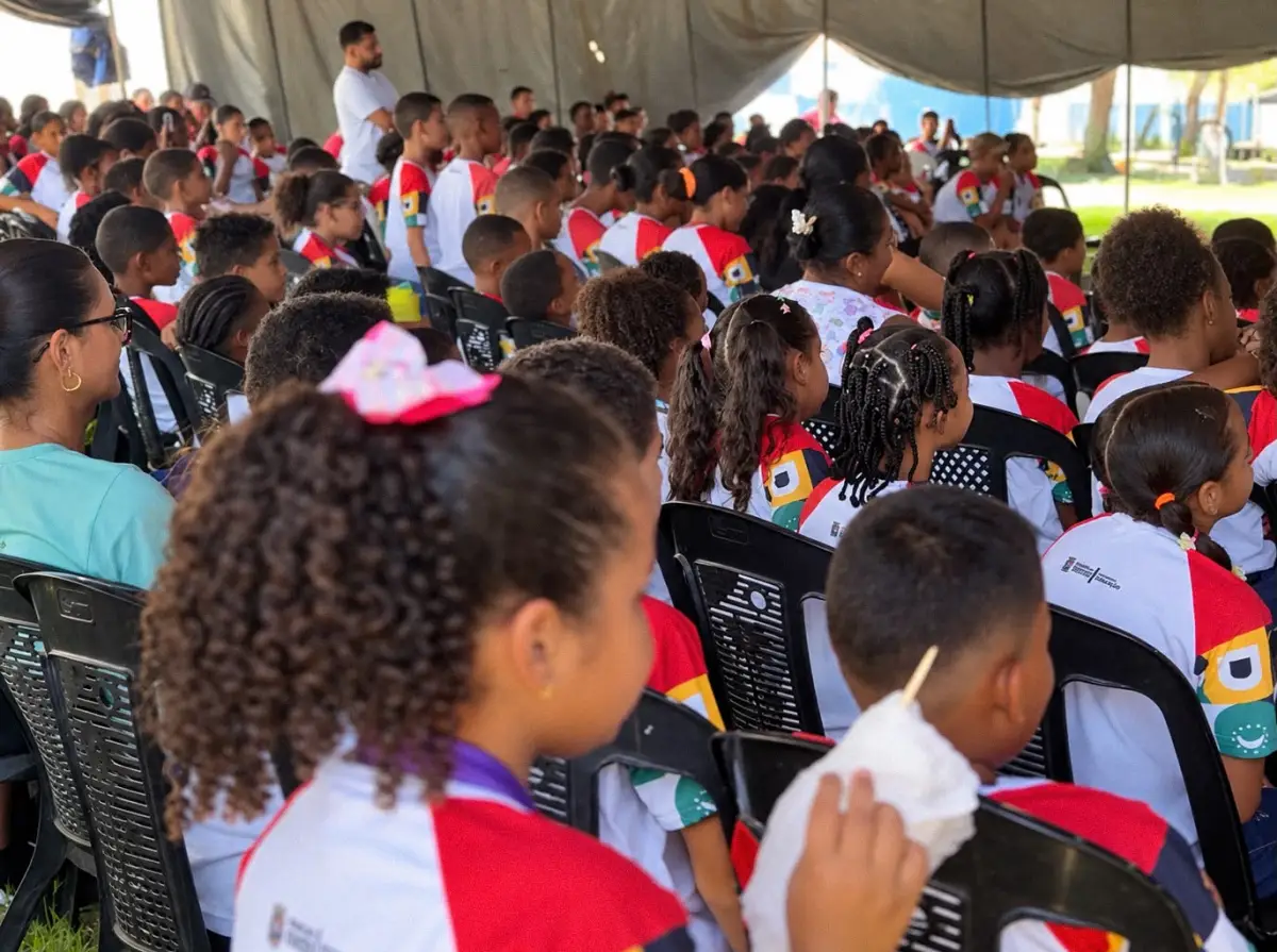 Circo leva alegria e encantamento às escolas de Antônio Cardoso; programação segue até sexta-feira (18)