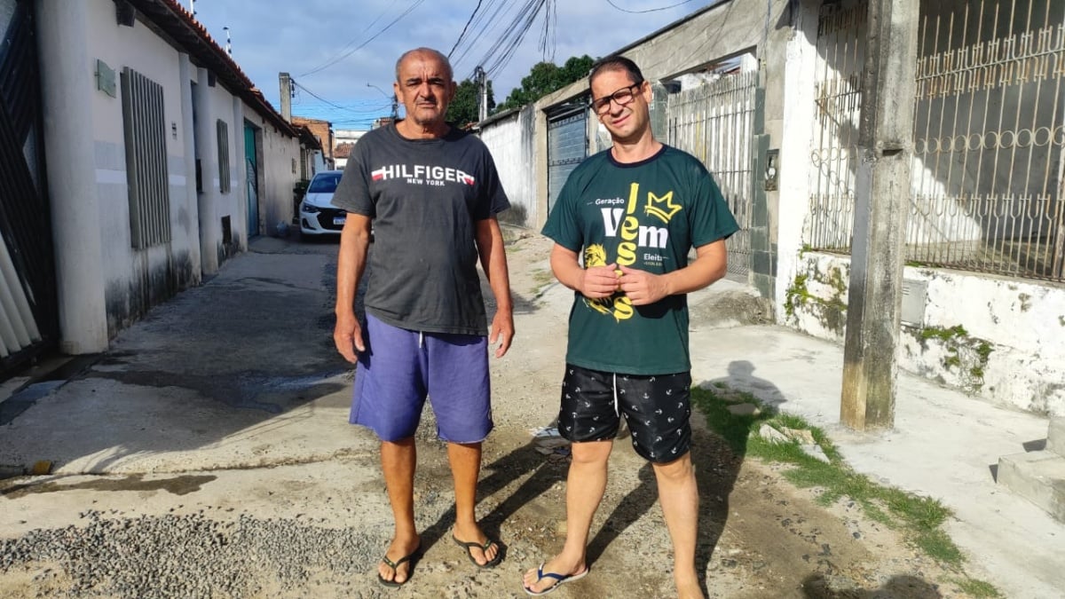 Com buracos e lama, moradores do Conjunto Feira X reclamam de falta de pavimentação