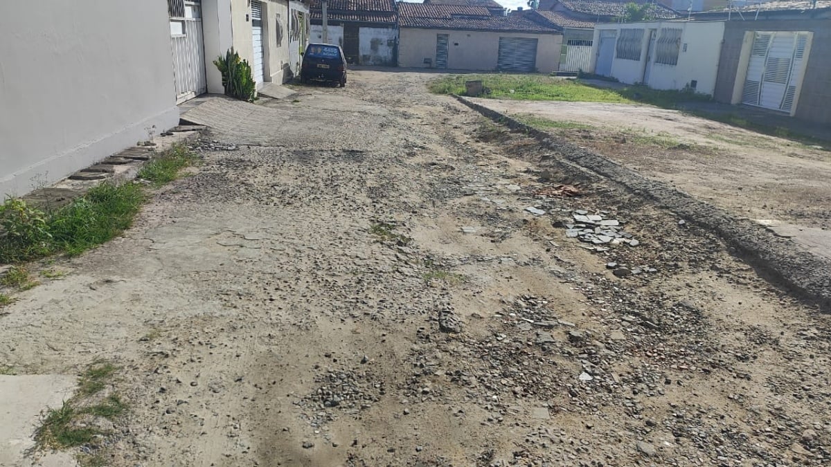 Com buracos e lama, moradores do Conjunto Feira X reclamam de falta de pavimentação