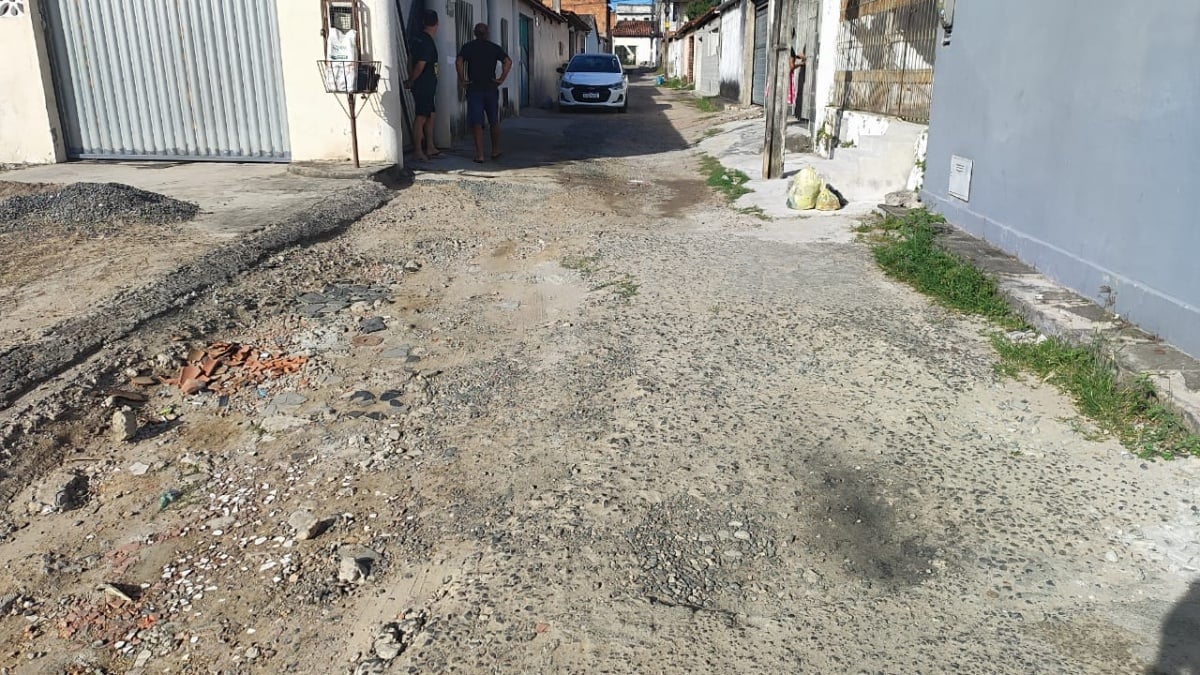 Com buracos e lama, moradores do Conjunto Feira X reclamam de falta de pavimentação