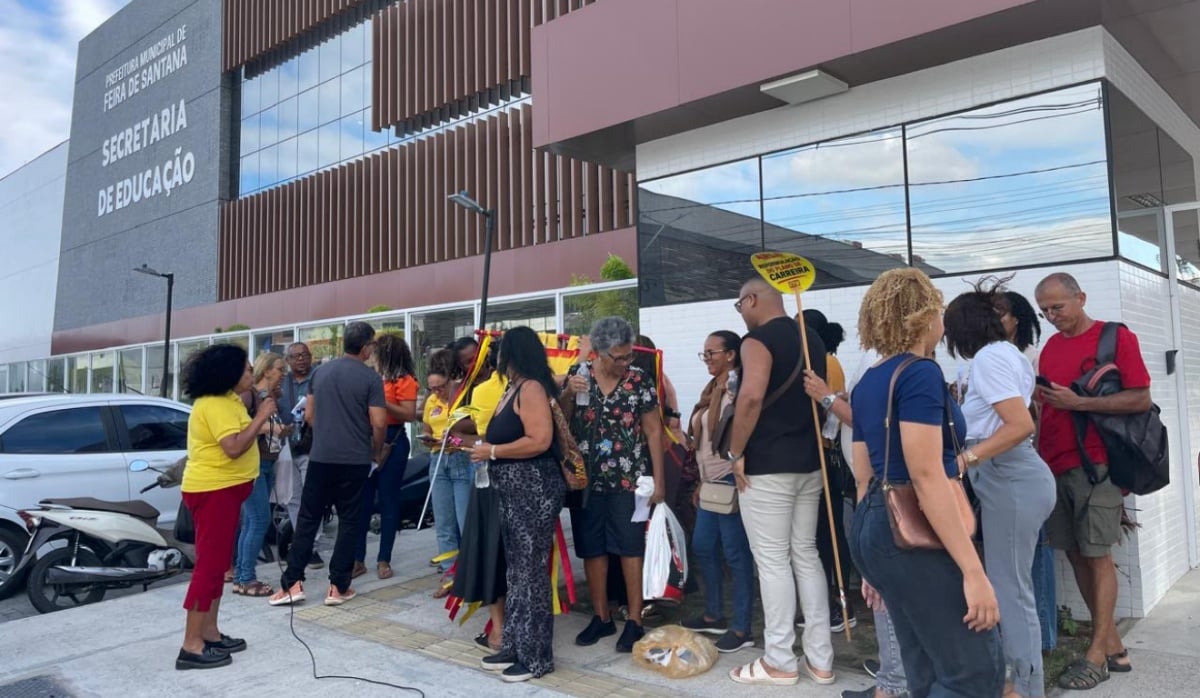 Com paredão na frente da Secretaria de Educação, professores cobram cumprimento de acordo judicial e convocam mobilização