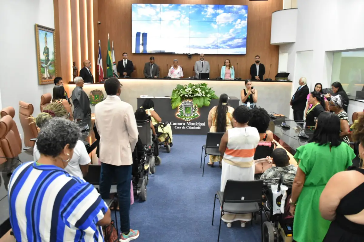 Câmara debate direitos das pessoas com deficiência e homenageia professora com Comenda Maria Quitéria