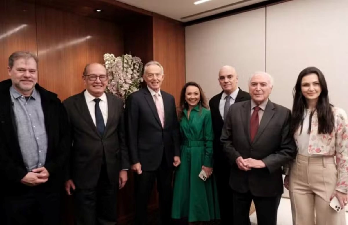 Tony Blair junto a autoridades no encontro em Londres patrocinado pelo Banco Master