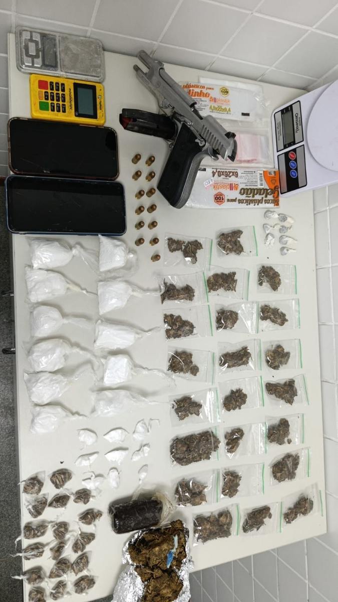 Dois homens são conduzidos com arma e drogas após tentarem fugir da PM em Feira de Santana