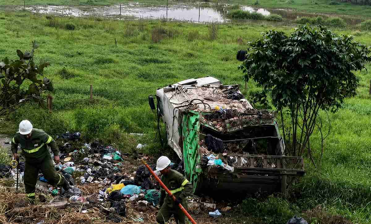 Dois trabalhadores morrem após caminhão tombar e cair em ribanceira