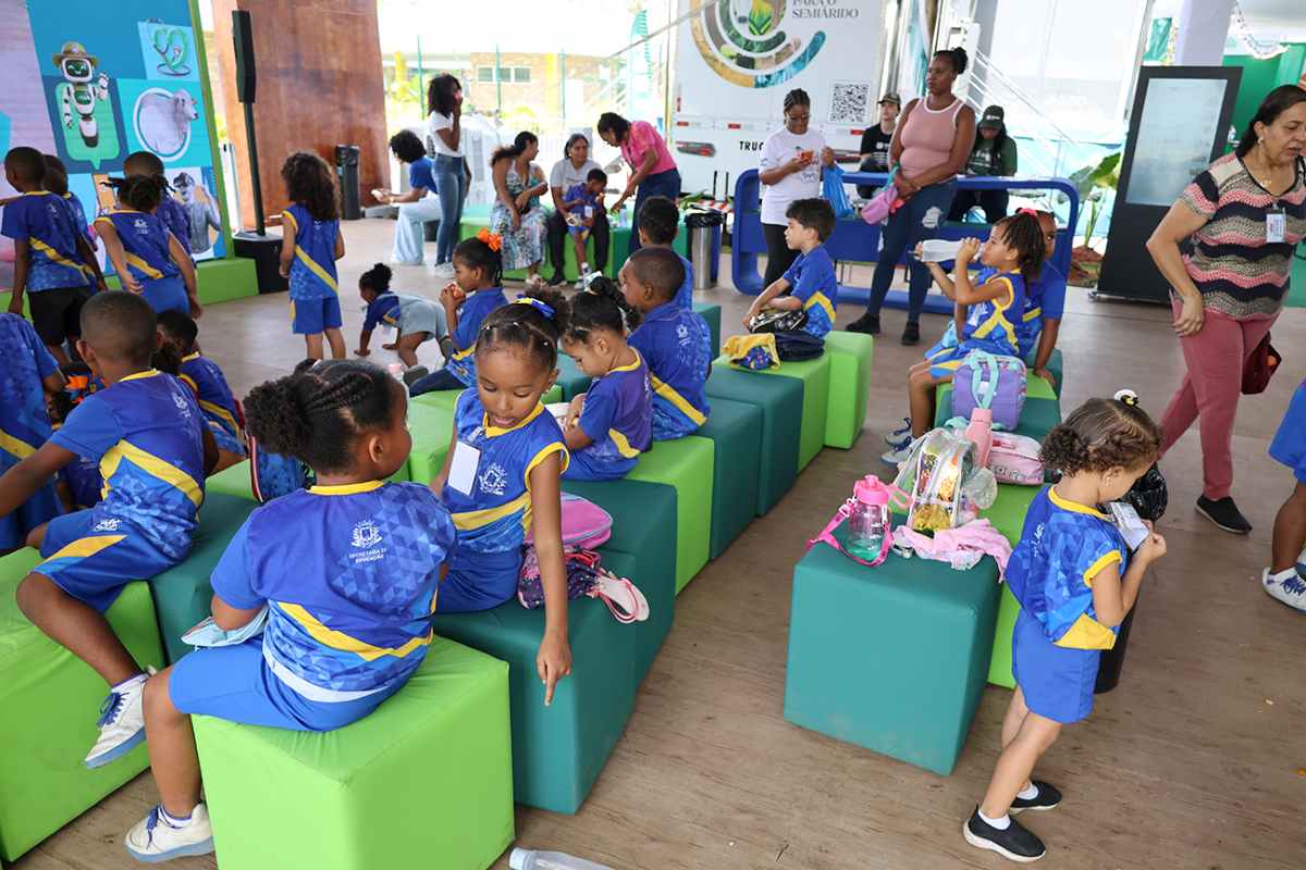 Escolas levam alunos para conhecer animais e projetos na Expofeira