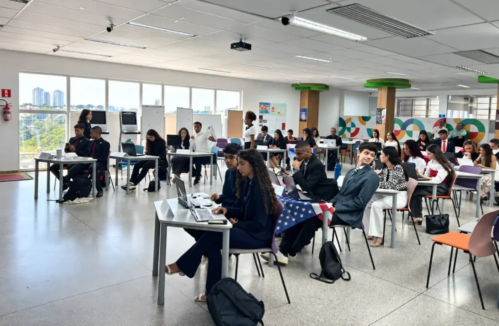 Estudantes do Colégio Asas vivenciam diplomacia na prática durante simulação da ONU em Salvador