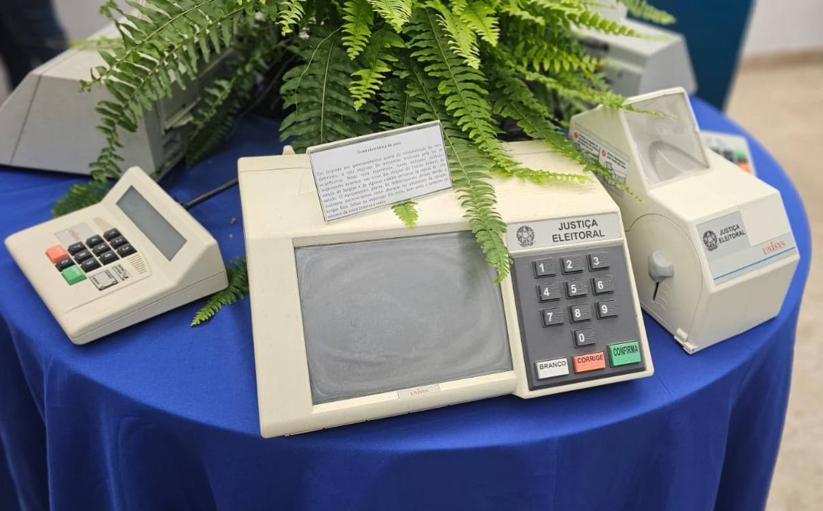 Exposição 30 anos da Urna Eletrônica na Câmara Municipal de Feira