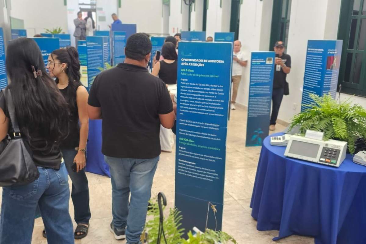 Exposição sobre os 30 anos da Urna Eletrônica na Câmara Municipal de Feira
