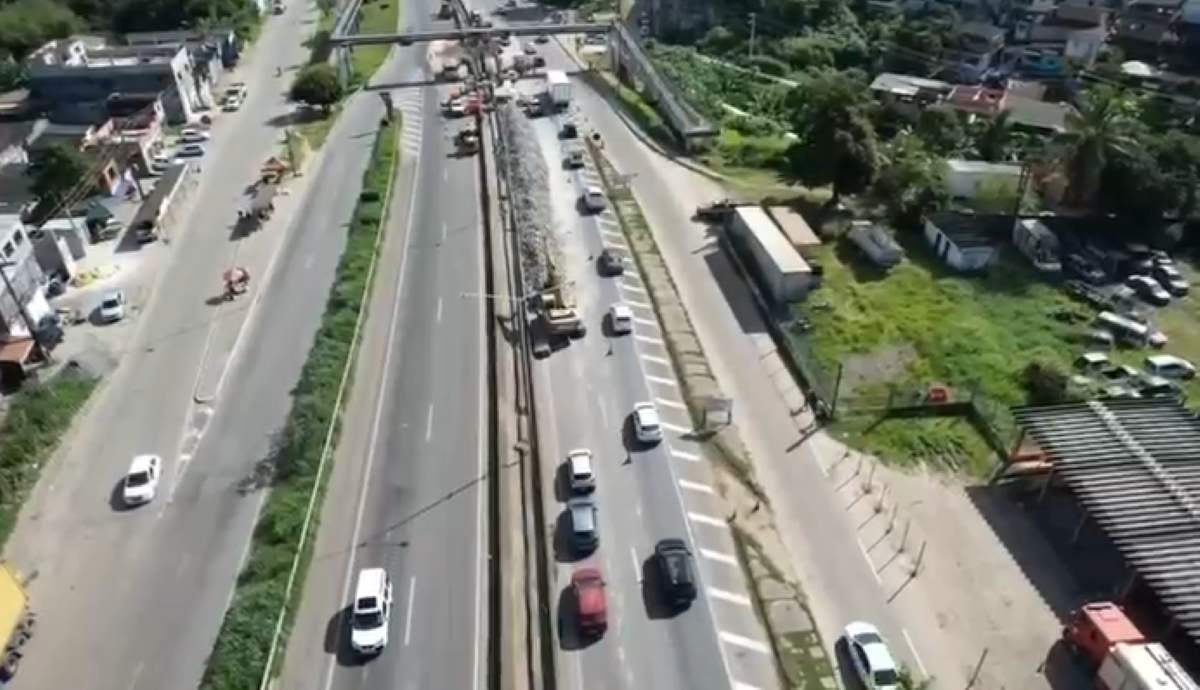 Faixas da BR-324 seguem interditadas nos dois sentidos