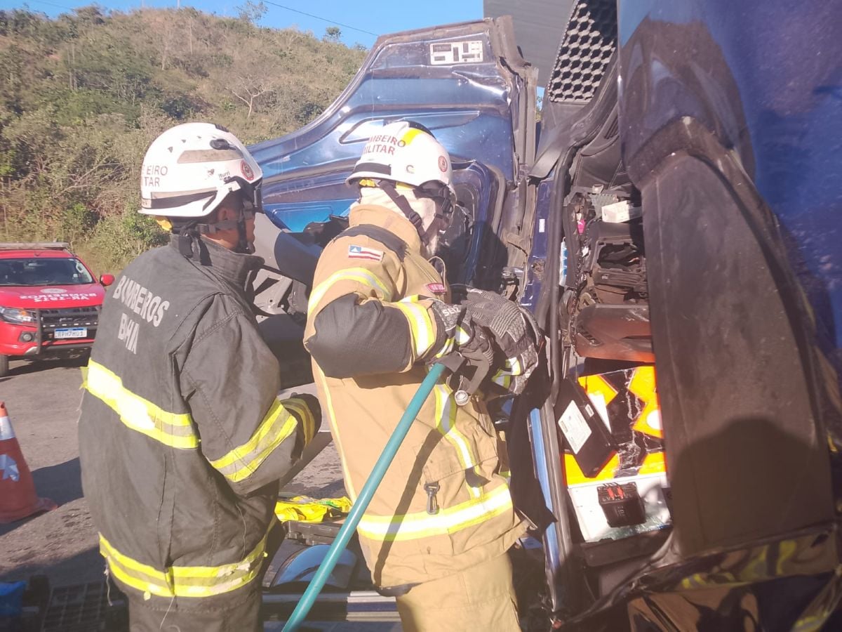 Homem fica preso às ferragens após acidente entre caminhões na BR-101